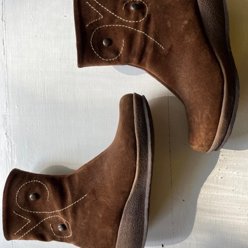 La Canadienne brown suede zip low ankle boots. Wedge crepe heel, sz 8 #14857